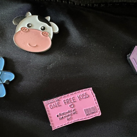 Fanny pack with pins - Picture 2 of 4